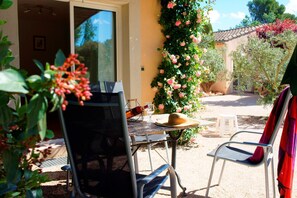 Outdoor dining - Apartment in the heart of Vaucluse close to the tourist attractions of Vaucluse (Loriol du Comtat)