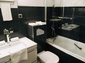 Ensemble douche/baignoire, sèche-cheveux, serviettes fournies