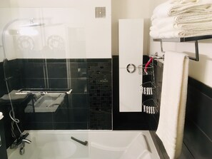 Ensemble douche/baignoire, sĂšche-cheveux, serviettes fournies