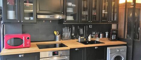 Réfrigérateur, micro-ondes, four, plaque de cuisson