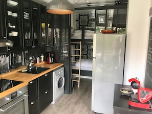Réfrigérateur, four à micro-ondes, un four, surface de cuisson