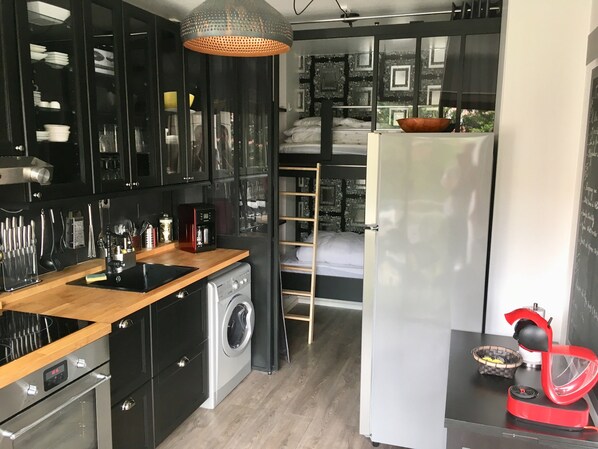 Réfrigérateur, four à micro-ondes, un four, surface de cuisson