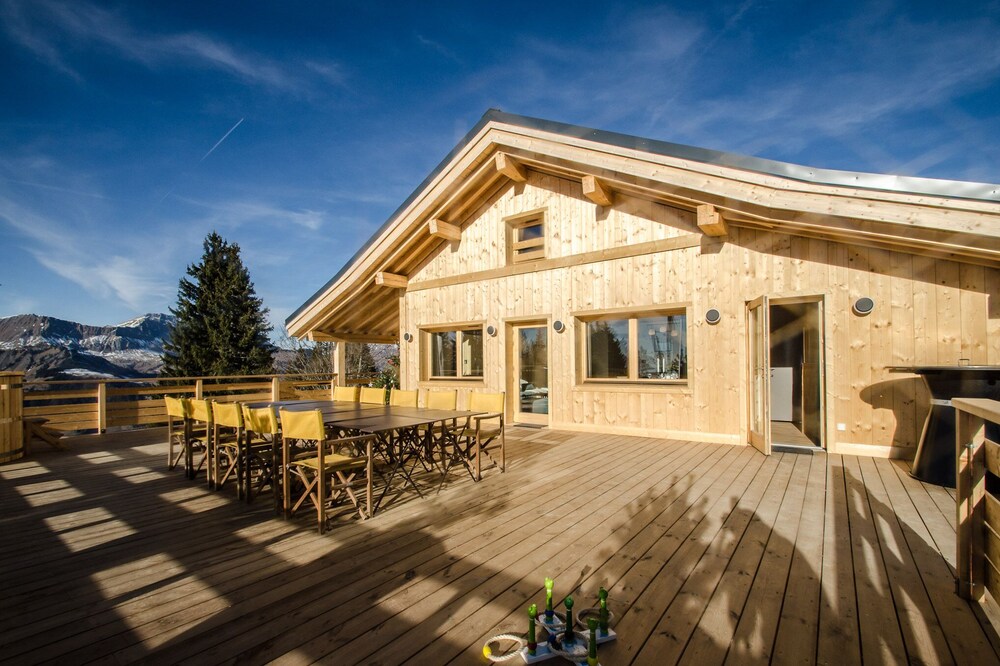 2 WINGS AND 3 FEATHERS: CONFIDENTIAL RENTAL IN THE MOUNTAINS.