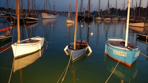 A marina with several small boats docked in calm water. - Kervegan magnifique villa vue mer à Pleumeur Bodou (PLEUMEUR BODOU)