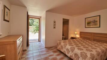 2 bedrooms, in-room safe, desk, iron/ironing board