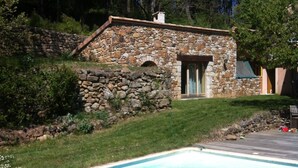 A stone building with a pool, surrounded by trees and a stone wall. - Beautiful, quiet property with swimming pool, spa and stone outbuilding + air conditioning (Privas)