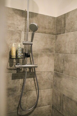 Douche, sèche-cheveux, serviettes fournies, savon
