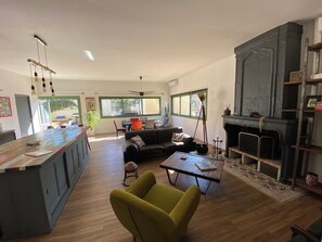 Smart TV, fireplace, music library, stereo