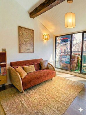 TV, fireplace, books