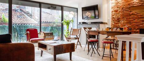 Télévision, cheminée, livres