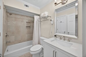 Duschwanne, Haartrockner, Handtücher