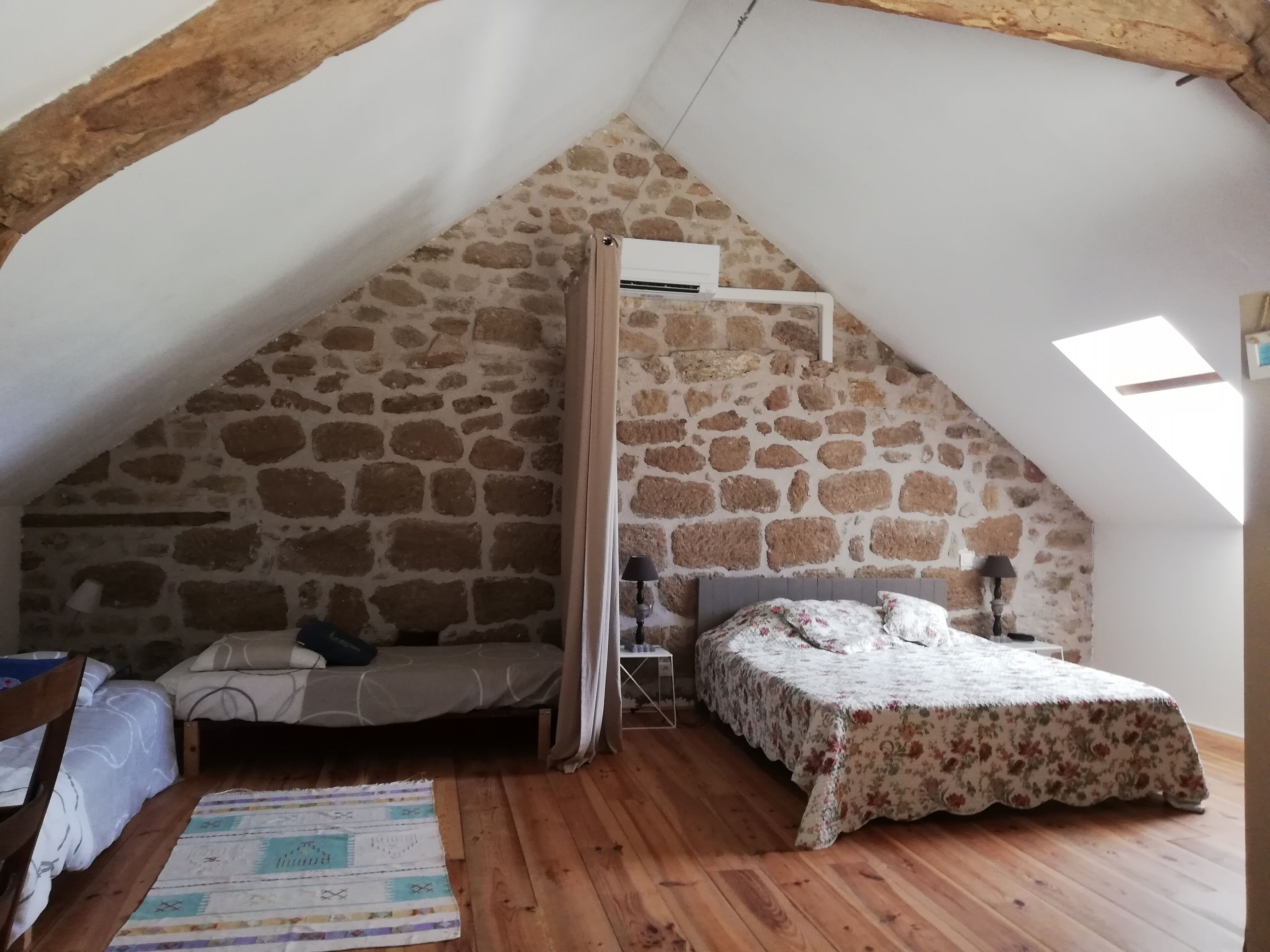 1 slaapkamer, een kluis op de kamer, een bureau