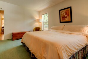 3 bedrooms, iron/ironing board, WiFi, bed sheets - Lakefront home with private dock, firepit, & views (Manson)