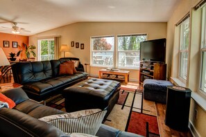 TV, DVD-spiller, bøker og stereoanlegg