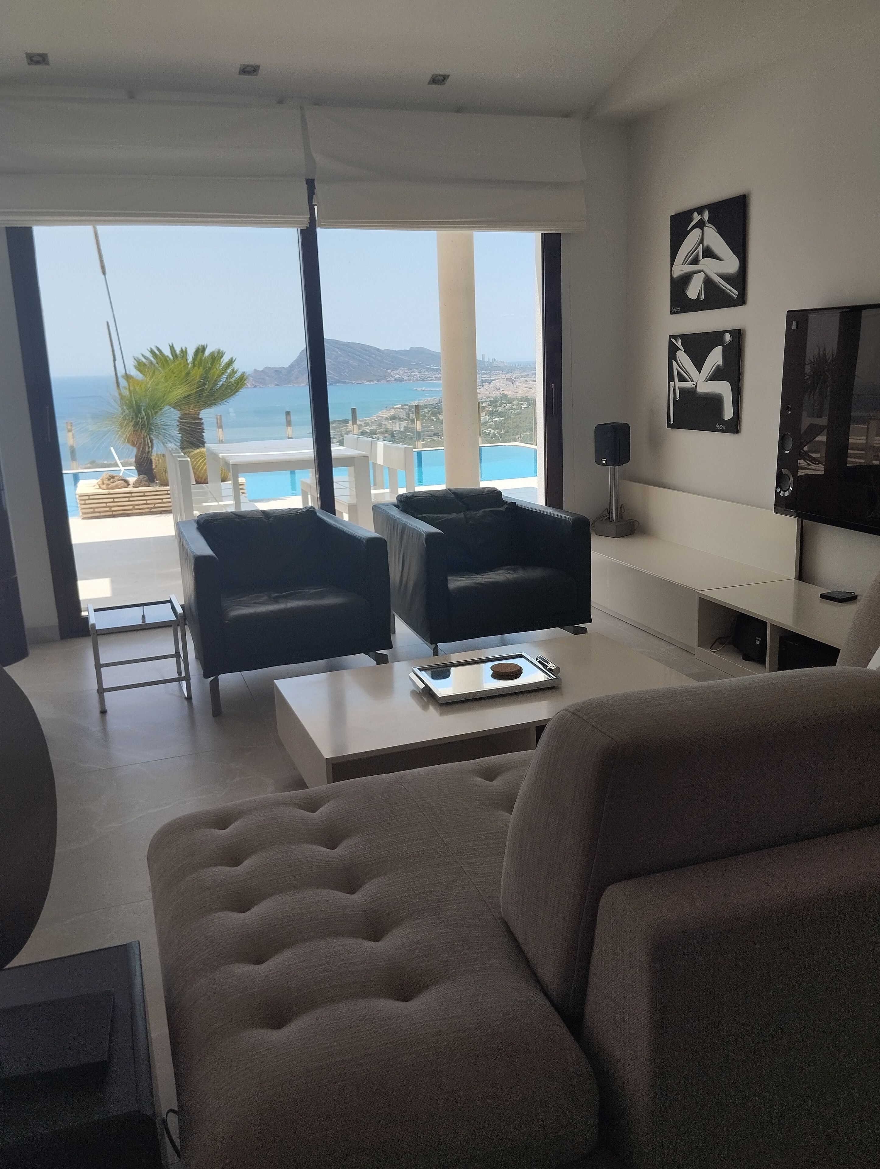 Een smart-tv, een open haard, een dvd-speler en boeken