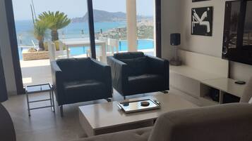 Een smart-tv, een open haard, een dvd-speler en boeken