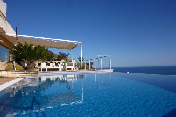 piscine à débordement et terrasse