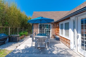 Outdoor dining - Spacious beach cottage with private pool, hot tub, outdoor area & amazing suite (Ocean Bay Park)