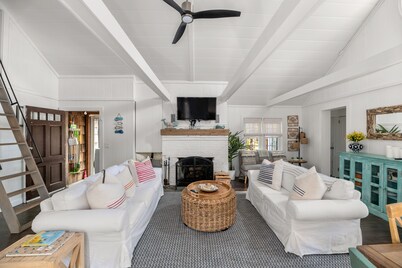 Spacious beach cottage with private pool, hot tub, outdoor area & amazing suite