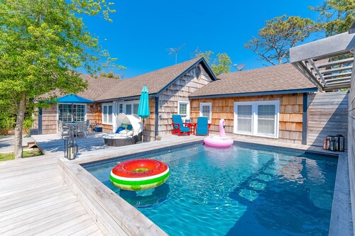 Spacious beach cottage with private pool, hot tub, outdoor area & amazing suite