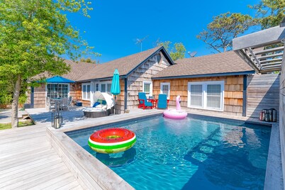 Spacious beach cottage with private pool, hot tub, outdoor area & amazing suite