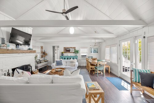 Spacious beach cottage with private pool, hot tub, outdoor area & amazing suite