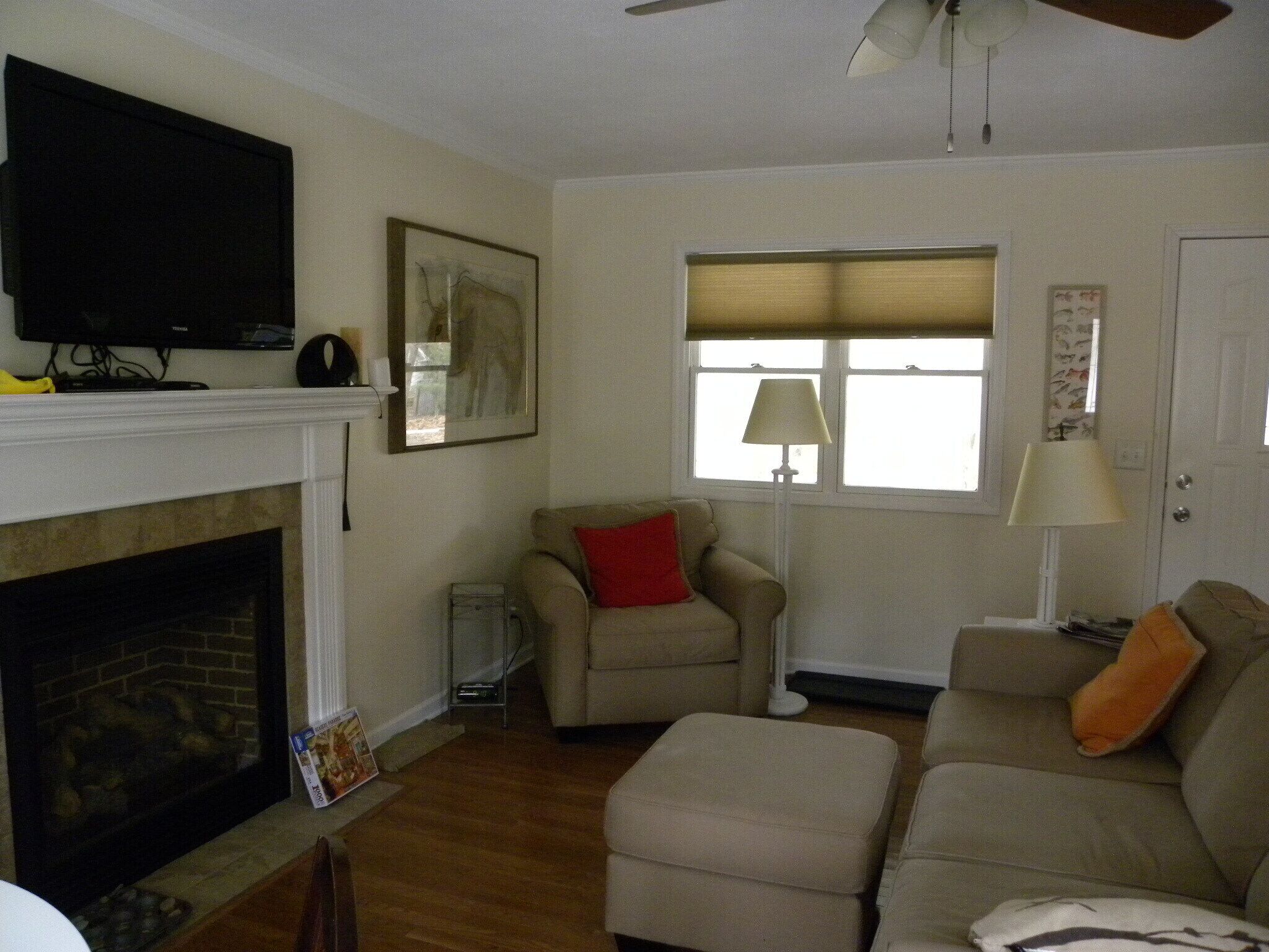 Cozy cottage, just a 15 walk to the beach and pet friendly