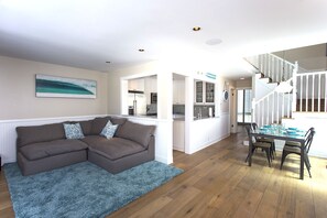 Télévision, lecteur de DVD, livres