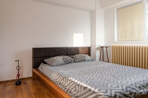 1 室のベッドルーム、アイロン / アイ��ロン台、WiFi (無料)、ベッドシーツ