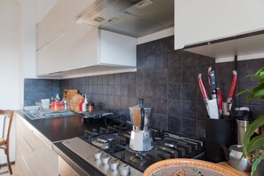 Fridge, microwave, oven, coffee/tea maker - Modern flat near Triumphal Arch (București)