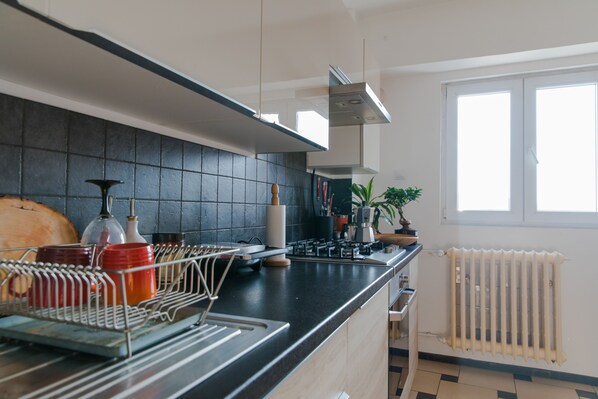 Fridge, microwave, oven, coffee/tea maker - Modern flat near Triumphal Arch (București)