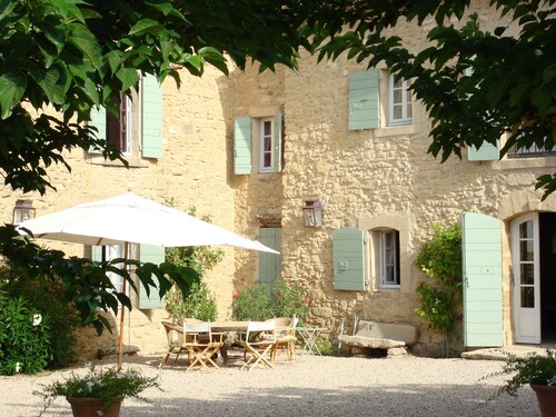 Sur 2 hectares, Mas provençal climatisé dans la Provence idyllique  