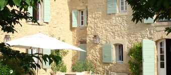 On 2 hectares, air-conditioned Provencal farmhouse in idyllic Provence  