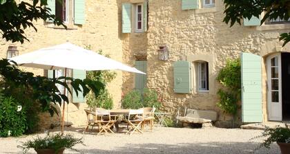 Sur 2 hectares, Mas provençal climatisé dans la Provence idyllique