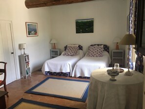 6 quartos, ferros/tábuas de passar roupa, Wi-Fi de cortesia