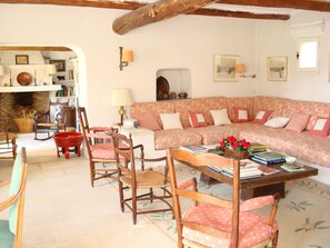 TV, peis, DVD-spiller og bordtennis