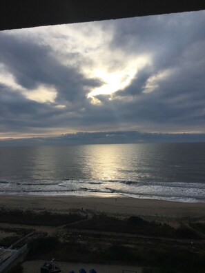 On the beach, sun-loungers - Oceanfront Sea Watch (Ocean City)