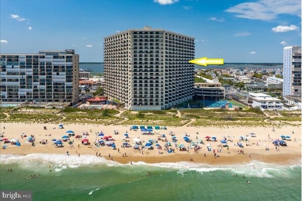 On the beach, sun loungers - Oceanfront Sea Watch (Ocean City)
