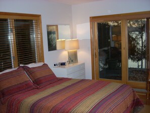 5 bedrooms, desk, iron/ironing board, internet