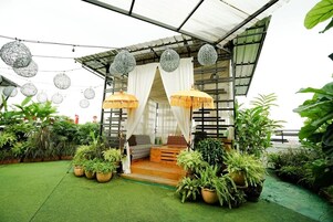 Breakfast, lunch and dinner served