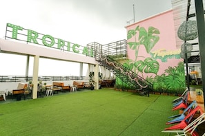 Breakfast, lunch and dinner served