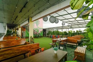 供应早餐、午餐和晚餐
