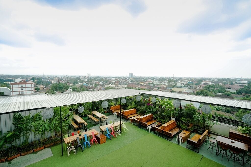 Breakfast, lunch and dinner served