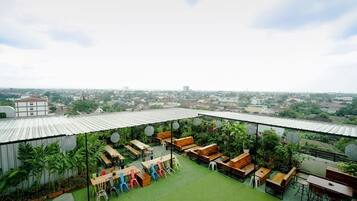 Melayani sarapan, makan siang, dan makan malam