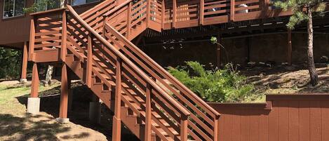 Una escalera de madera que lleva a un edificio con un balcón.