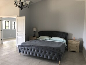 4 habitaciones, tabla de planchar con plancha, wifi y ropa de cama 