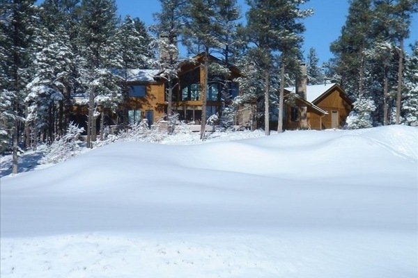 Back Of Cabin in the Snow - Golf Course is GREAT for Sledding.
