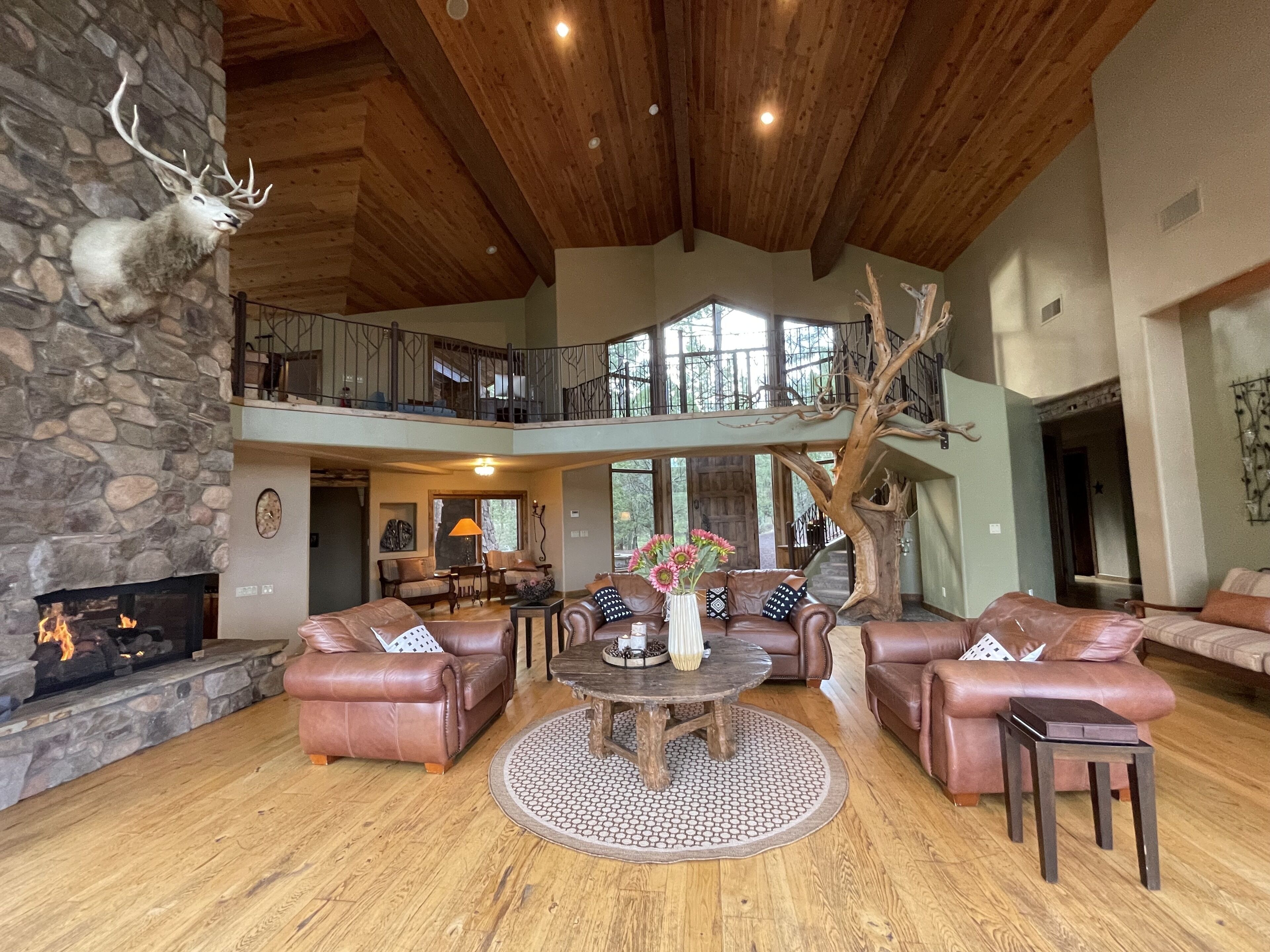 Torreon Luxury Cabin, 4000 Sq Ft on 1st green Golf Course/Creek/ Family friendly