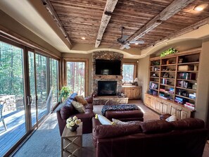 Smart TV, chimenea, futbolito y libros