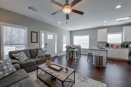 T-Town Cottage - Book for Football - walk to Historic Downtown Northport!